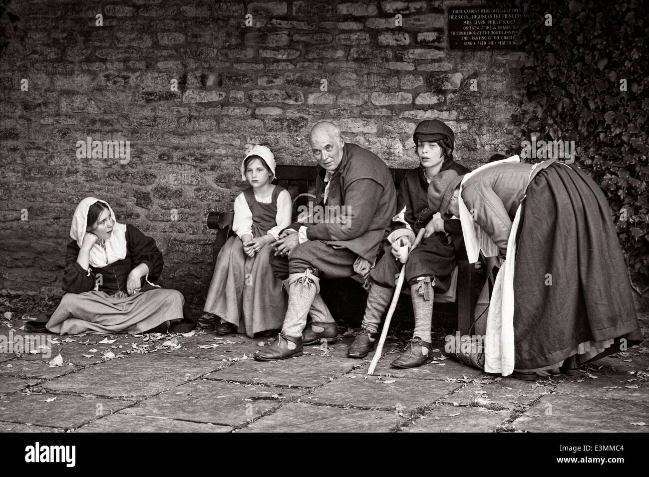 Darstellung einer Familiengruppe der englischer Bürgerkrieg Periode im 17. Jahrhundert Kostüm Reenactors. & Schwarz Stockfoto