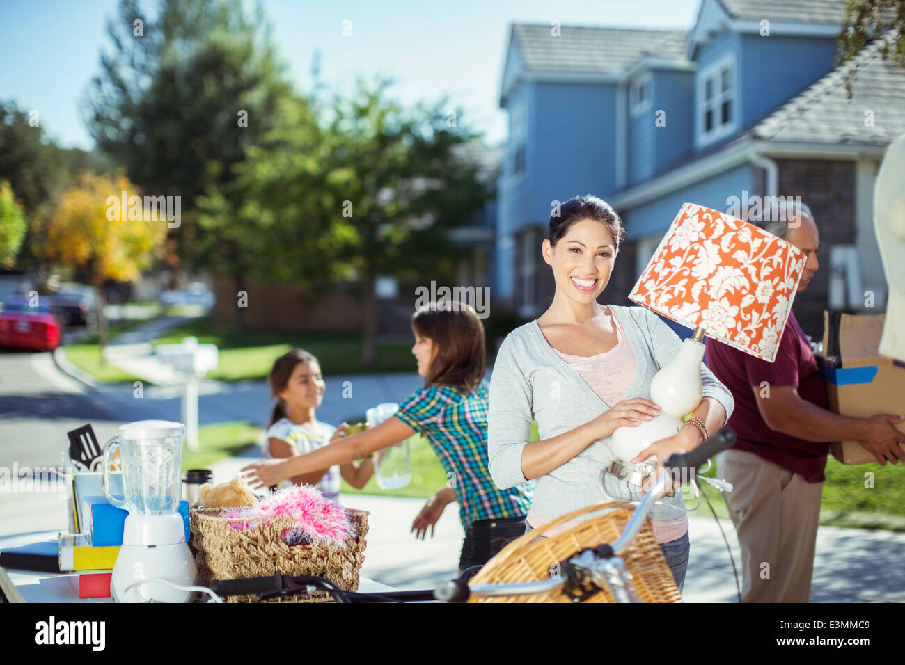 Portrait von lächelnden Frau mit Lampe am Hof-Verkauf Stockfoto