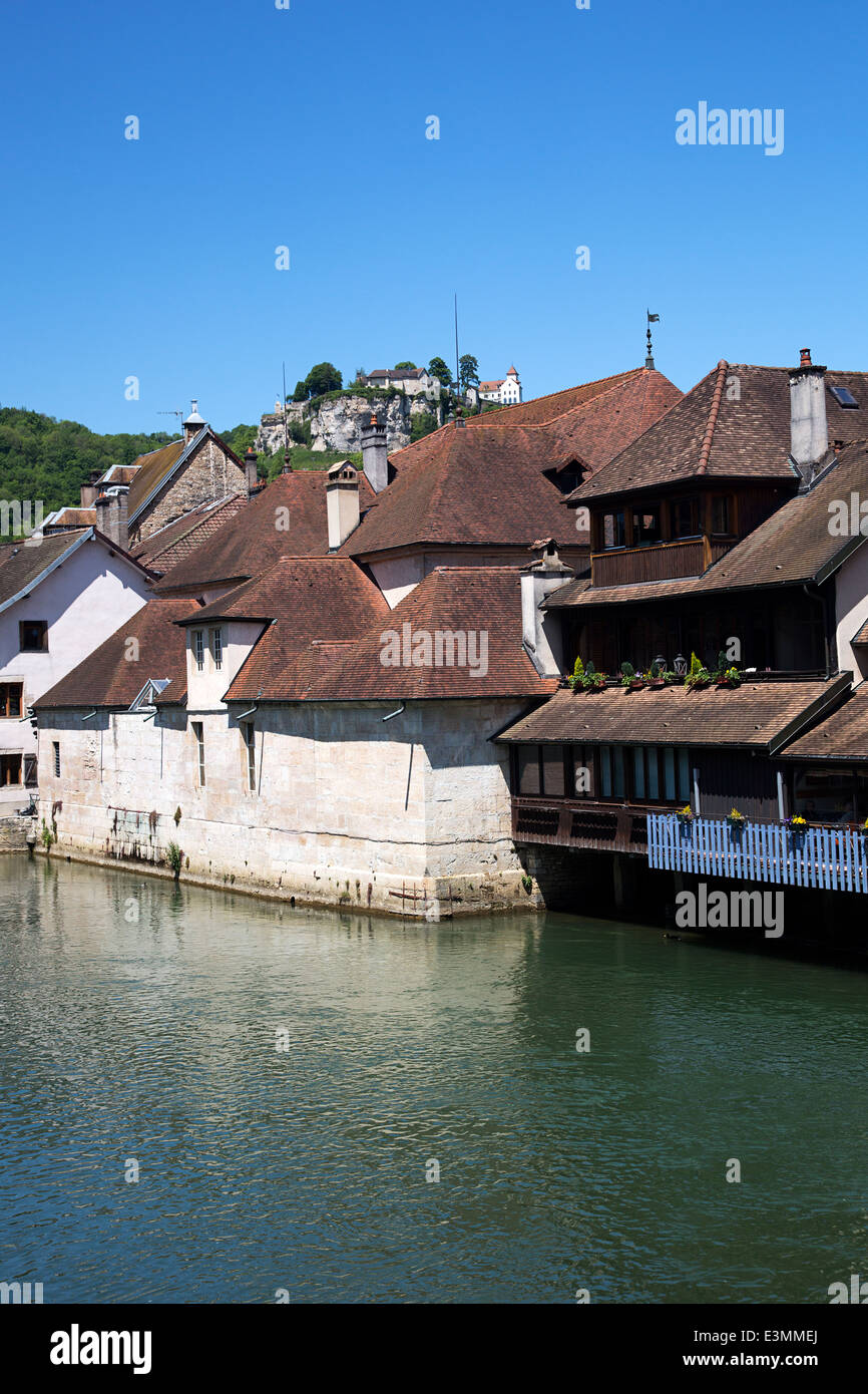 Französischen Flusses La Loue mit Stadt Ornans und Schloss im Hintergrund, Franche-Comté, Frankreich Stockfoto