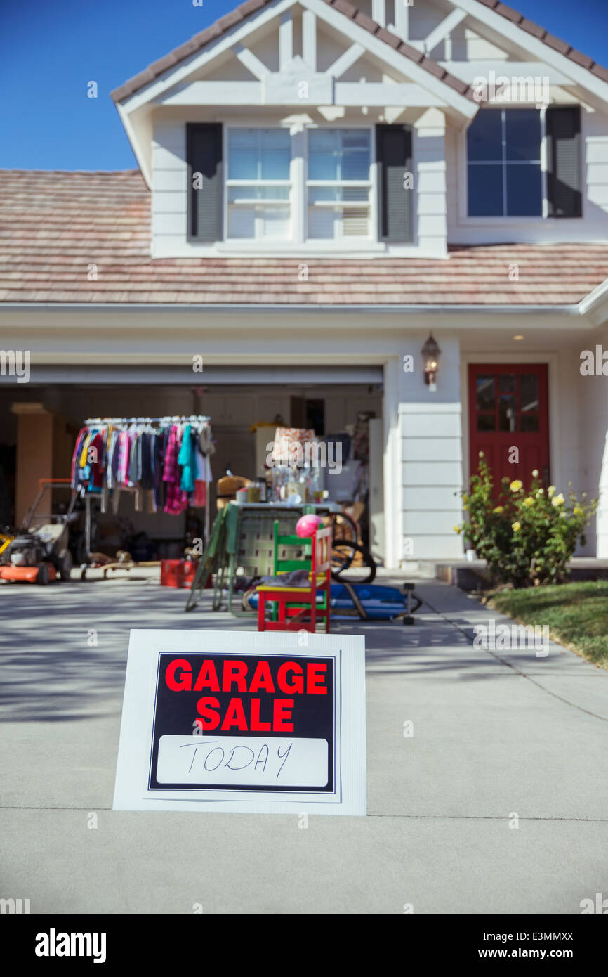 Garage Sale Zeichen in Einfahrt Stockfoto