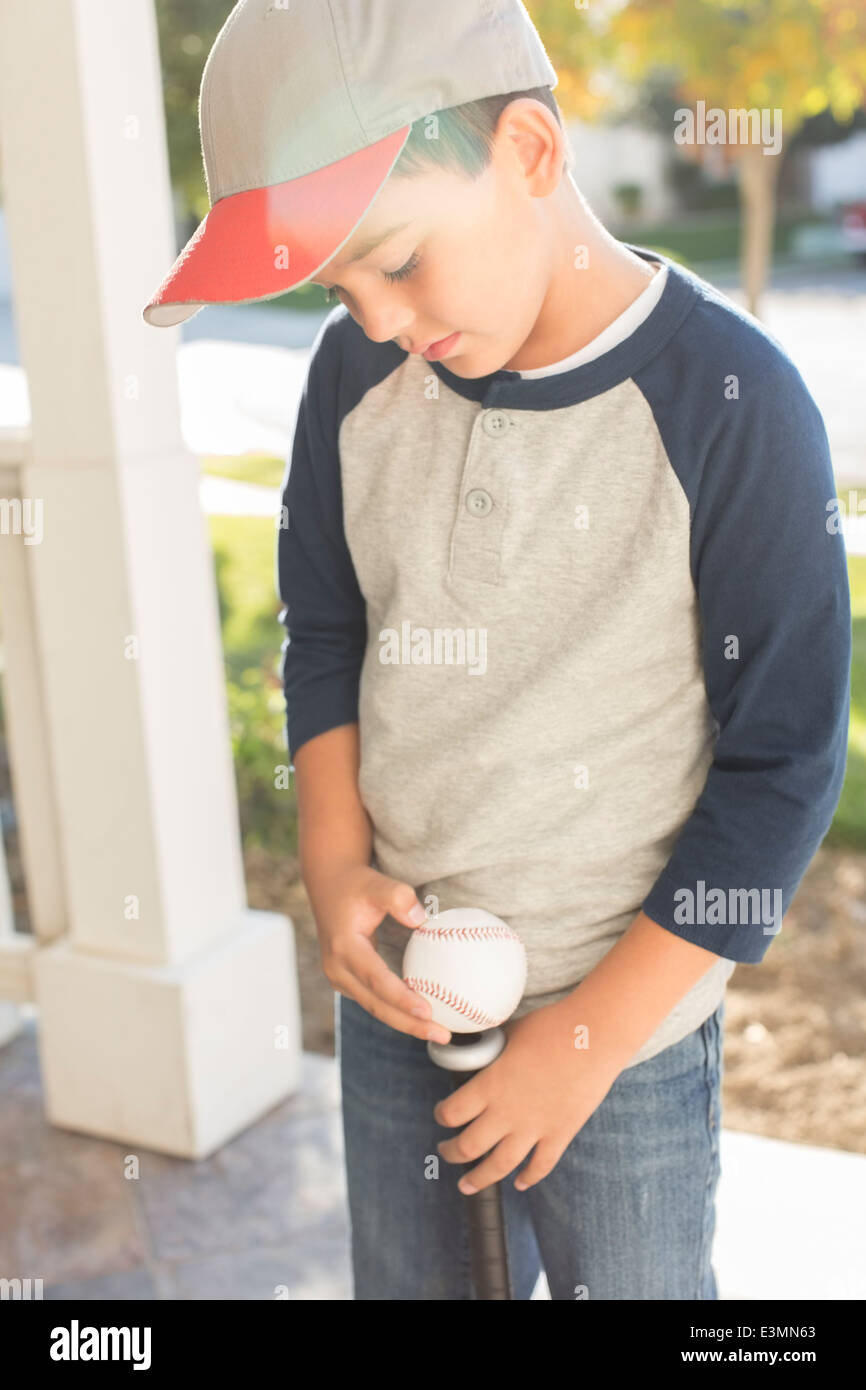 Junge mit Baseball und Fledermaus Stockfoto