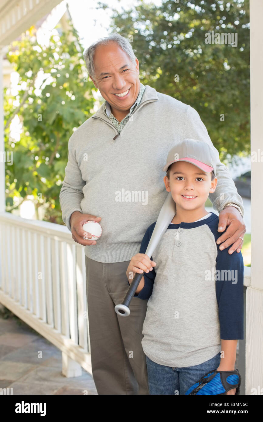 Porträt von Großvater und Enkel mit Baseball und Fledermaus Stockfoto