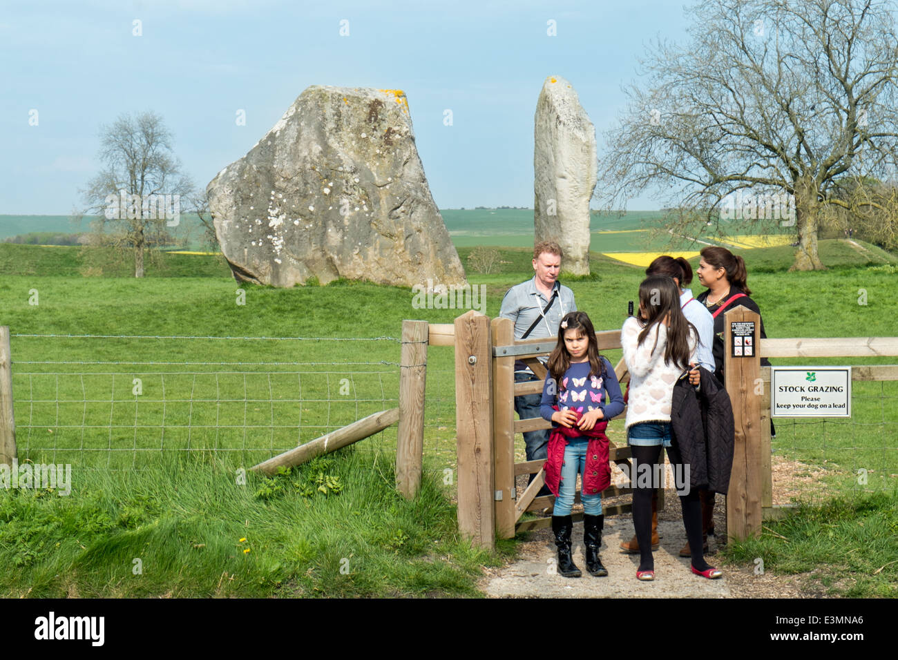 Genießen Sie einen Tagesausflug an den National Trust familiengeführtes neolithischen stehende Steinkreis in Avebury, Wiltshire, UK Stockfoto
