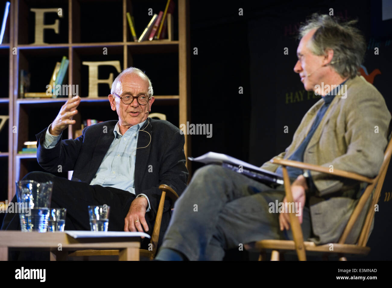 Henry Marsh Neurochirurg im Gespräch mit Ian McEwan bei Hay Festival 2014. Stockfoto