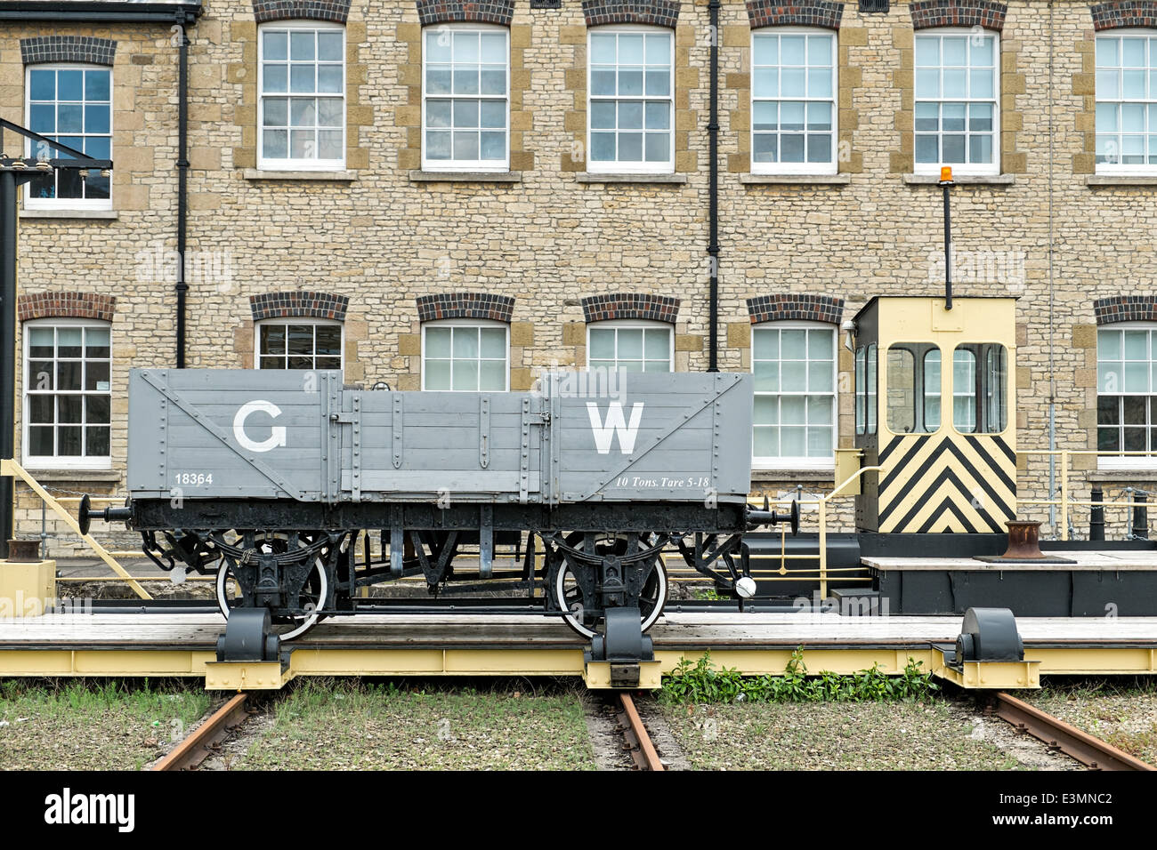Eine historische Great Western Railway LKW auf dem Display außerhalb Polaris Haus & das Dampf-Museum in Swindon Wiltshire UK Stockfoto