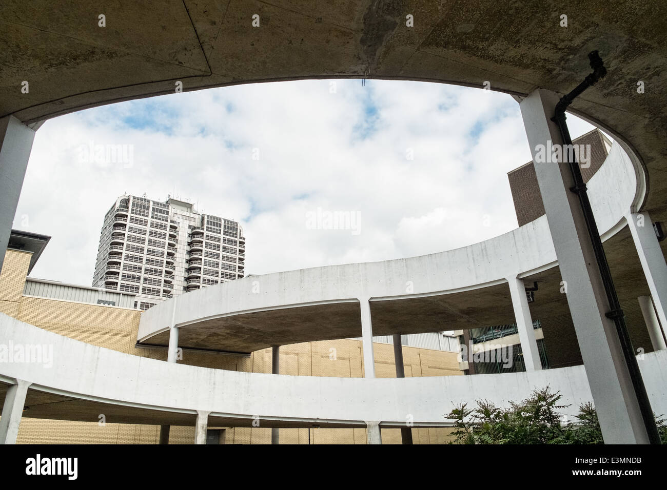 Ein Blick durch die Rampe am Eingang Dienst von der Brunel Center, Swindon & Blick auf David Murry John Gebäude Stockfoto