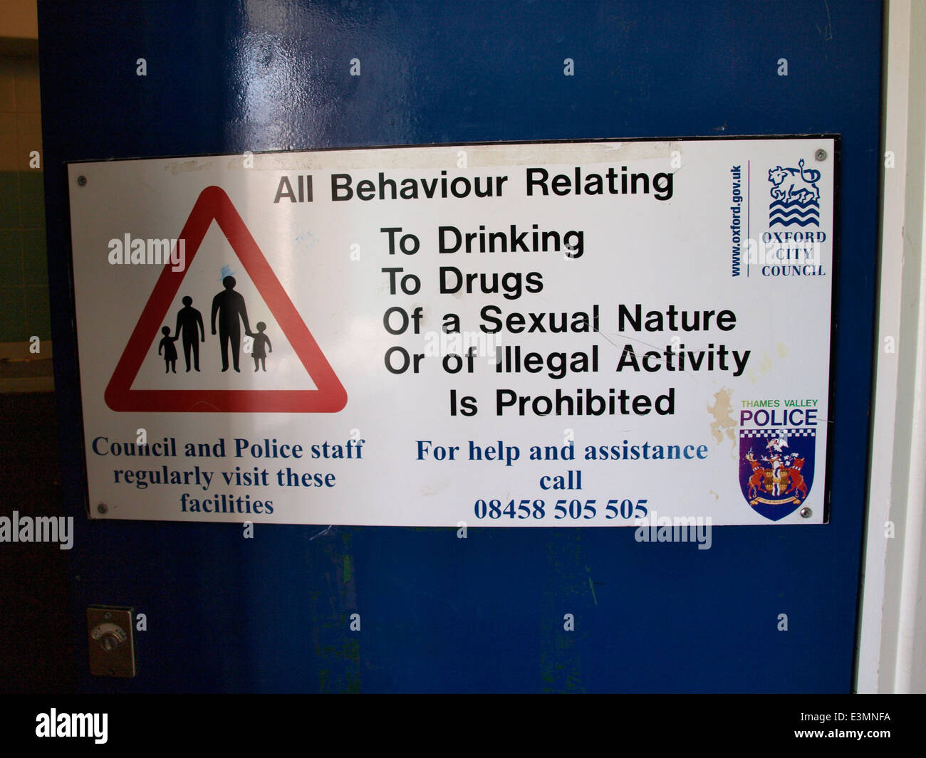 Oxford City Council und Thames Valley Police unterzeichnen auf einer öffentlichen Toilettentür, Oxford, UK Stockfoto