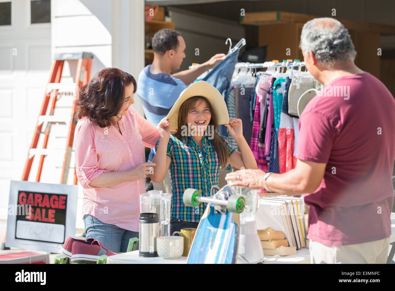 Mehr-Generationen-Familie auf Flohmarkt Stockfoto