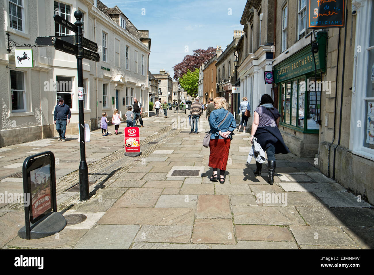 Besucher auf der hohen Straße in die Stadt Corsham, Wiltshire, Großbritannien an einem sonnigen Tag. Auch ein Ort für Poldark 2015 Stockfoto