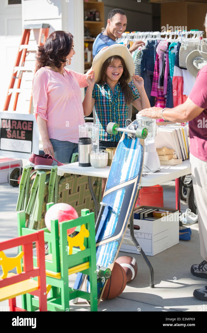 Menschen beim Einkaufen auf Flohmarkt Stockfoto