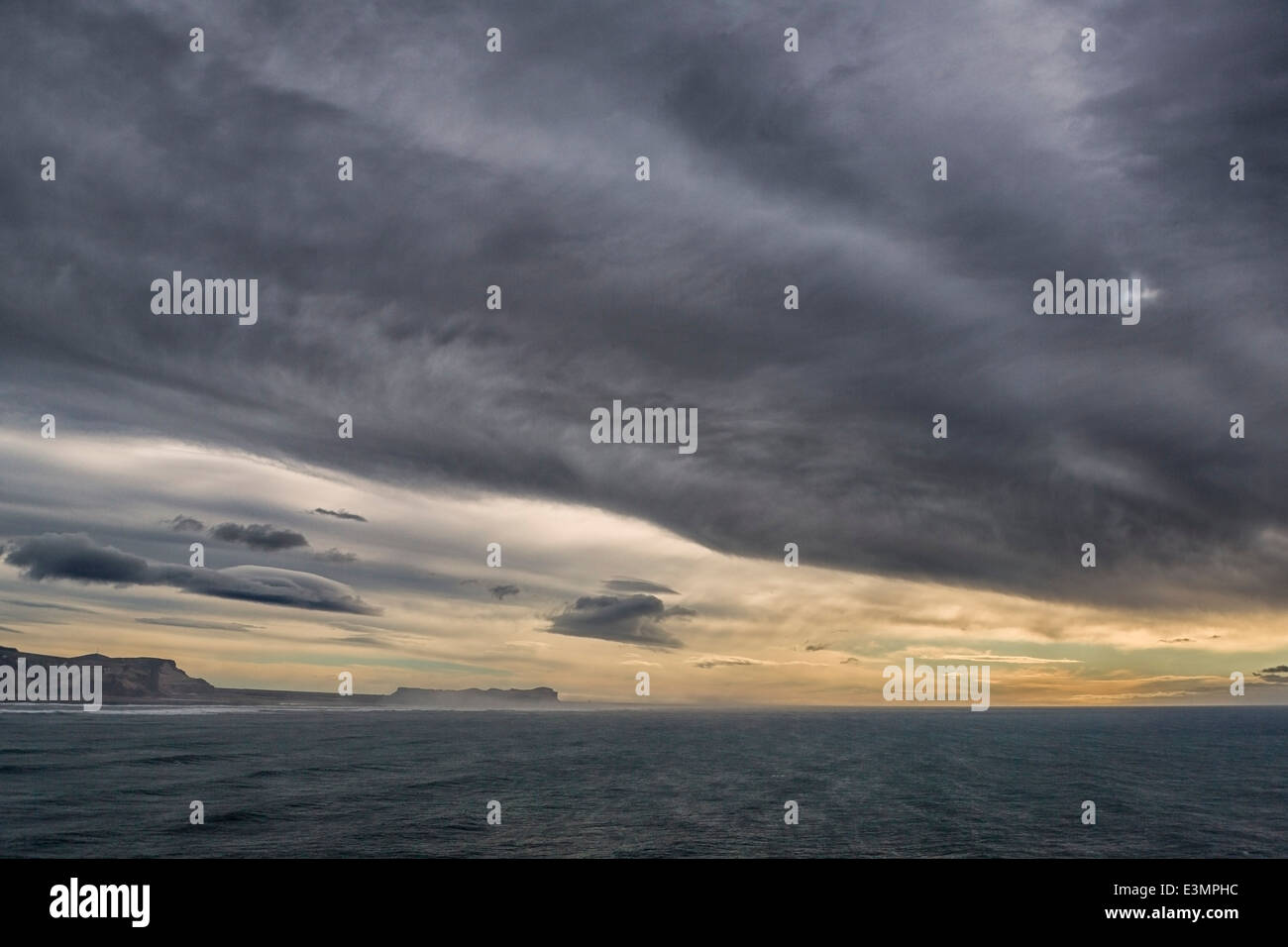Stürmische Himmel von Dryholaey Island. Stockfoto