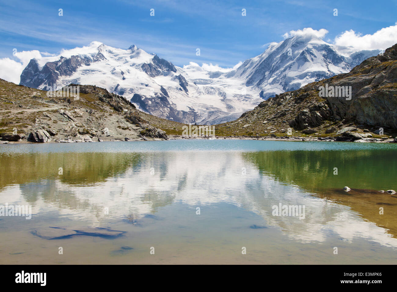 Monte Rosa und Liskamm reflektiert den Riffelsee in den Schweizer Alpen. Stockfoto