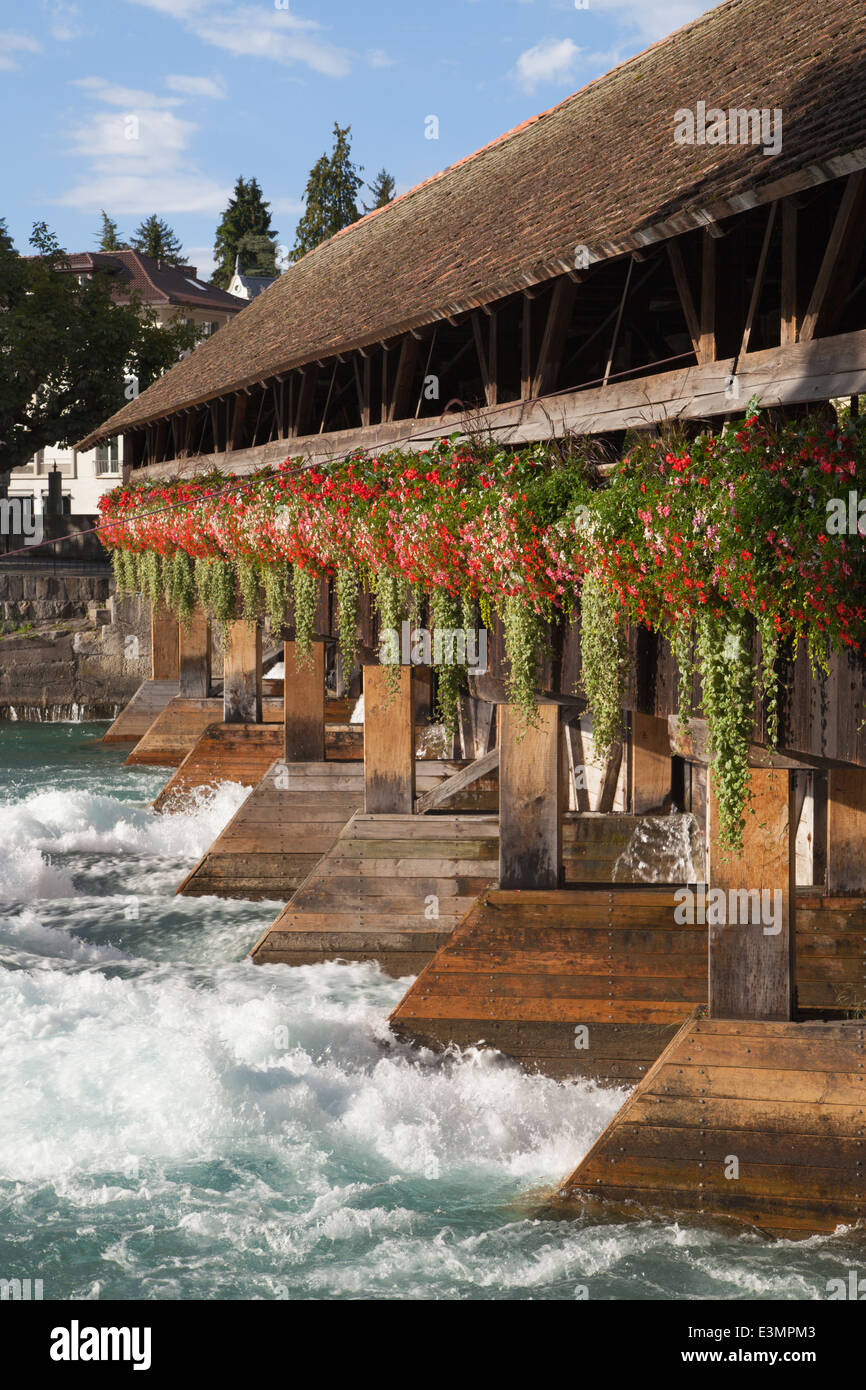 Schweizer traditionelle hölzerne Brücke in Thun. Stockfoto