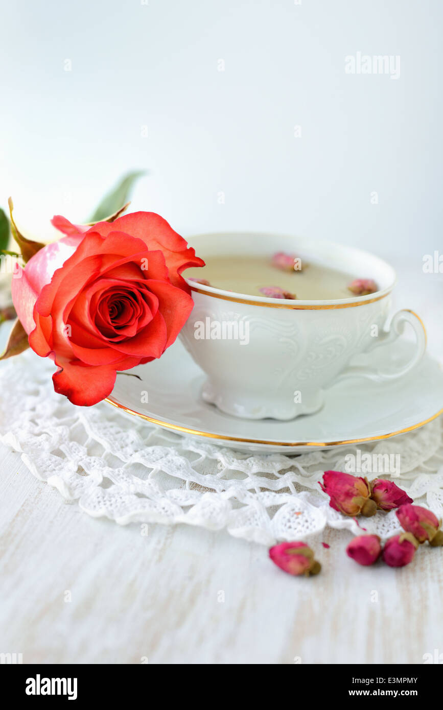 Tasse Tee mit getrockneten Rosen und frische rose Stockfoto