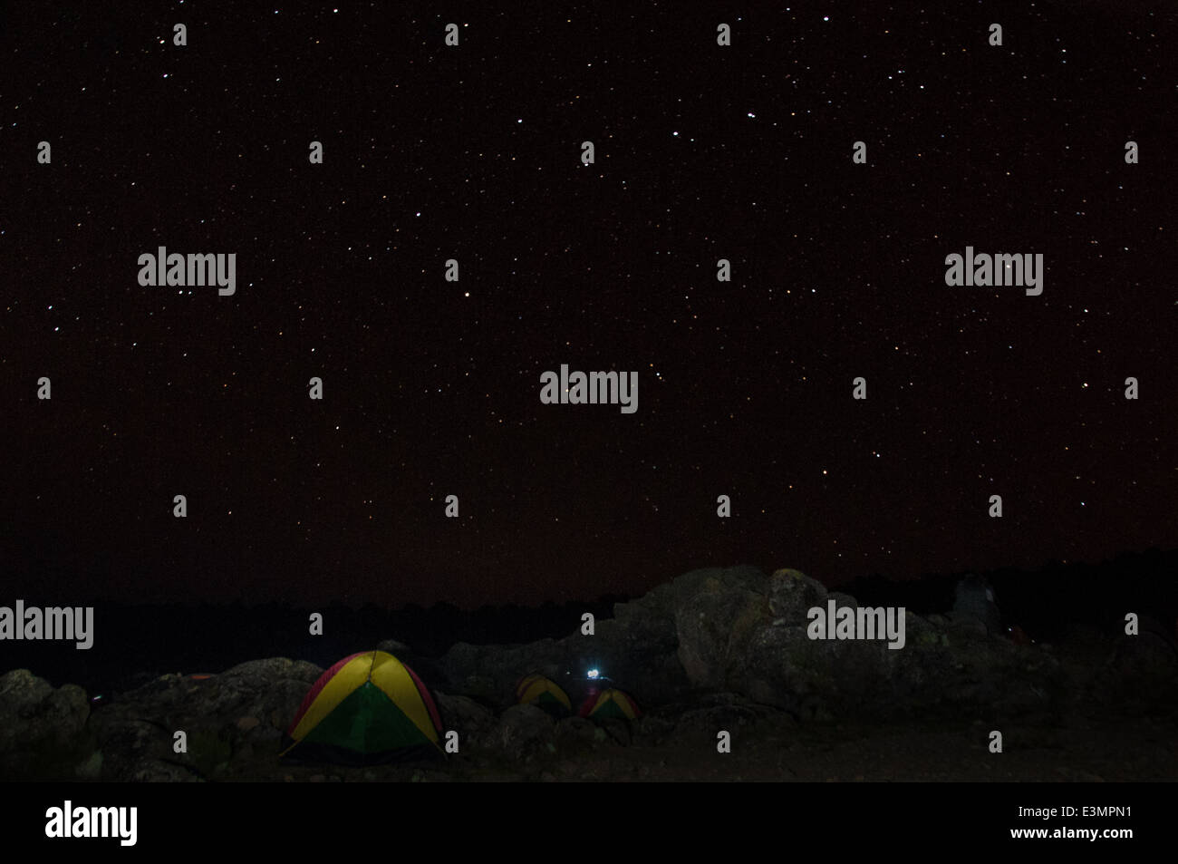 Ein klarer Nachthimmel über den Campingplatz auf dem Kilimandscharo Stockfoto