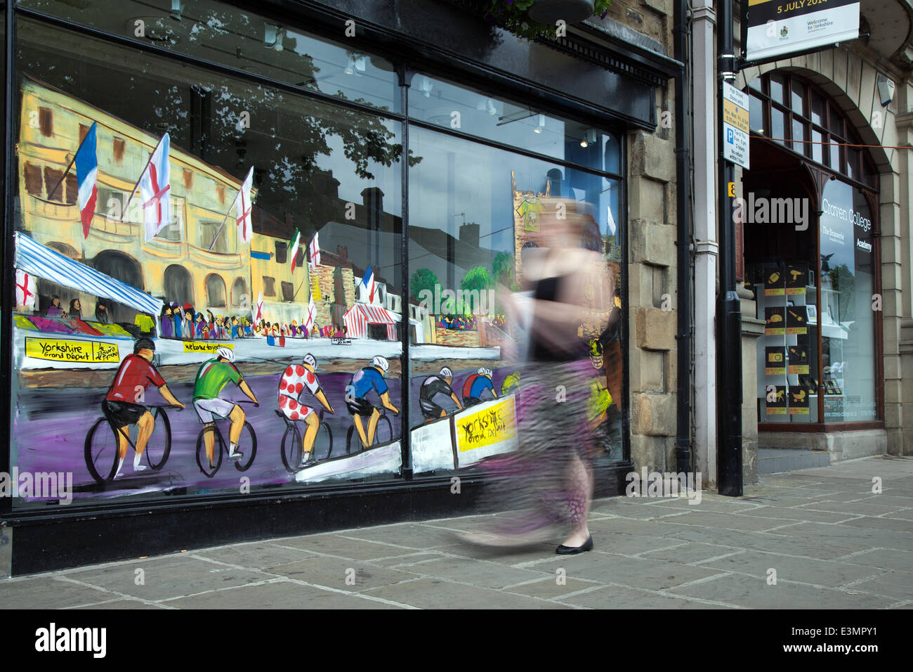 Bemalte Schaufenster Illustration von Le Tour de France 2014 Skipton, Yorkshire Dales National Park, UK. Fahrräder, Bunting und Window Art während Yorkshire sich auf die Tour de France vorbereitet, indem er die Route mit gelben Bikes und Bannern dekoriert, während sich die Unternehmen für das größte Radrennen der Welt - die Tour de France - vorbereiten, das am 5th. Und 6th. Juli 2014 in der Grafschaft starten wird Millionen von Fans kommen am Straßenrand von Yorkshire an, um die Champions des Sports anzufeuern. Es wird das erste Mal sein, dass Le Tour den Norden Englands besucht hat, nachdem sie zuvor nur die Südküste und die Hauptstadt besucht hat. Stockfoto