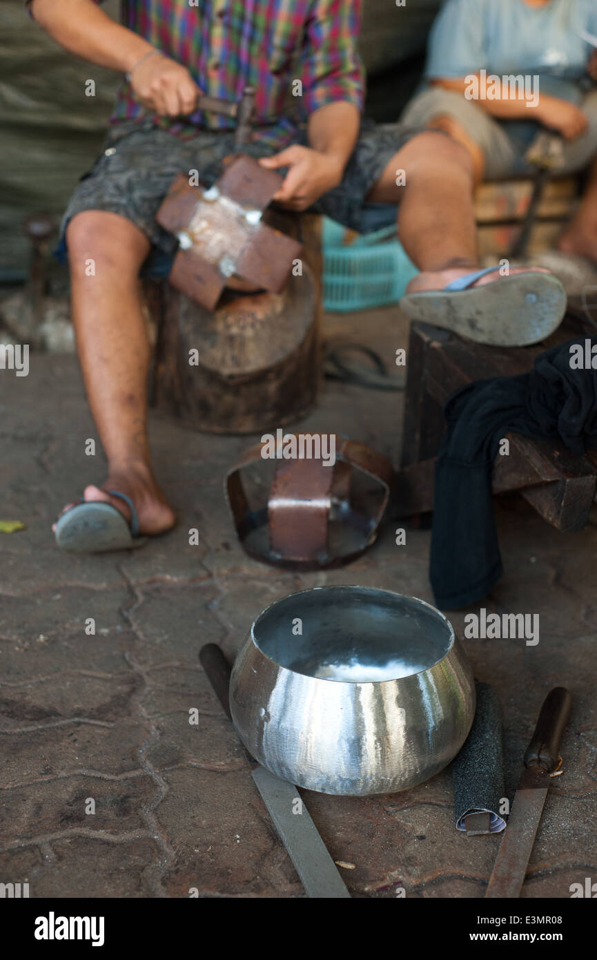 Bangkok Thailand - Hämmer junge Handwerker aus Schale in Baan Baht (des Mönchs Alm Schüssel Dorf) Stockfoto