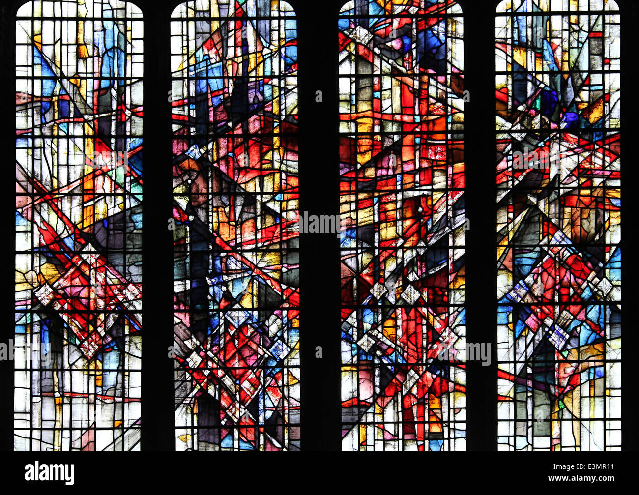 Zeitgenössische Glasmalerei-Fenster im südlichen Seitenschiff des Langhauses, Chester Kathedrale Stockfoto