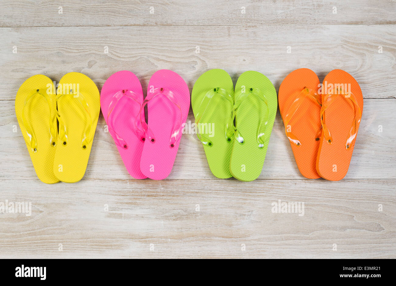 Draufsicht der neuen Sandalen gebrachten verblasste weißes Holz Stockfoto