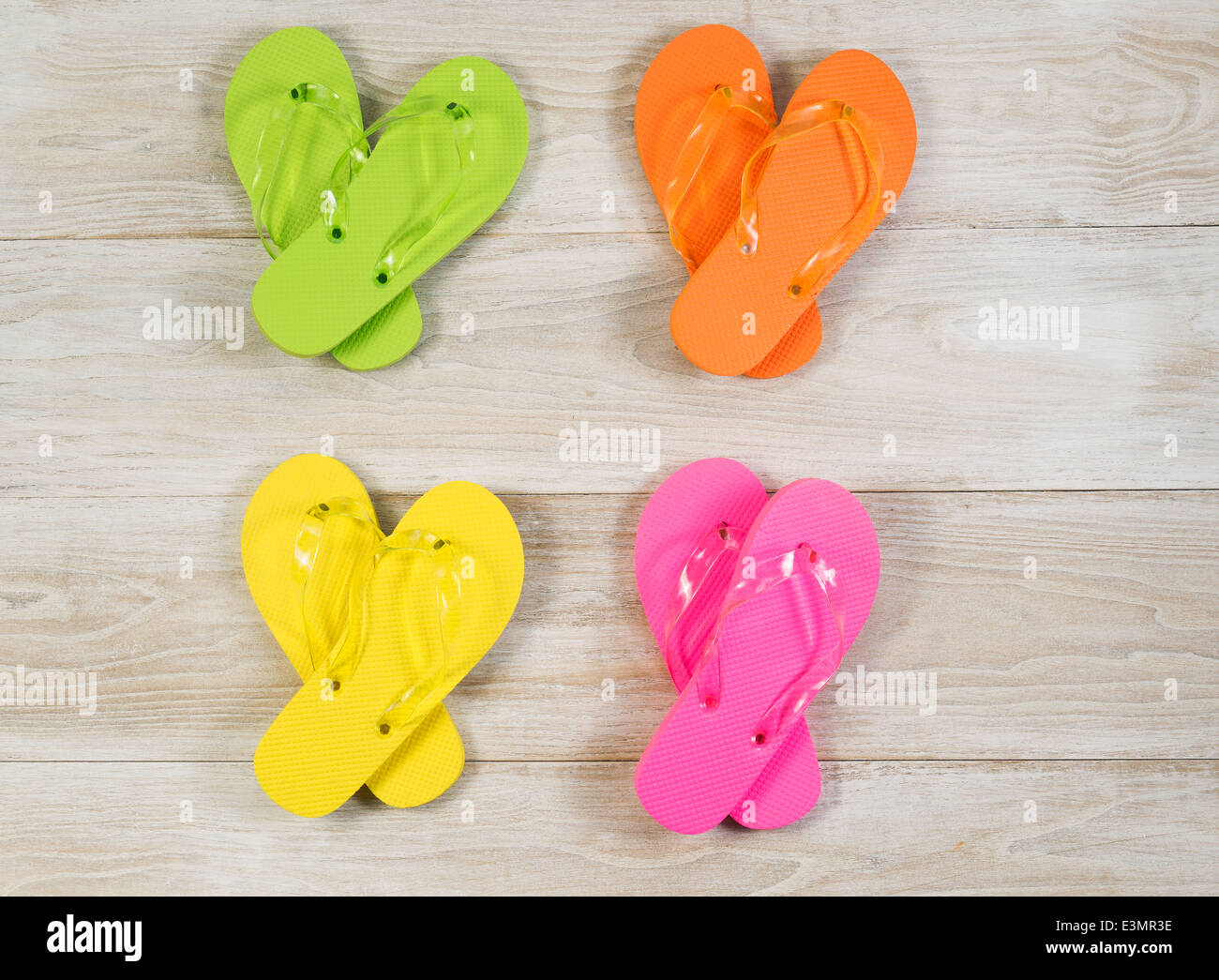 Draufsicht der neuen Sandalen gebrachten verblasste weißes Holz Stockfoto