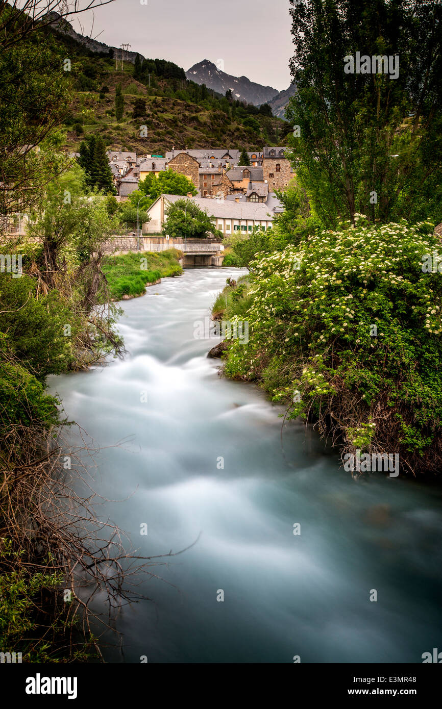 Ein wunderschöner Fluss von den Pyrenäen durch Sallent De Gállego Spanien Stockfoto