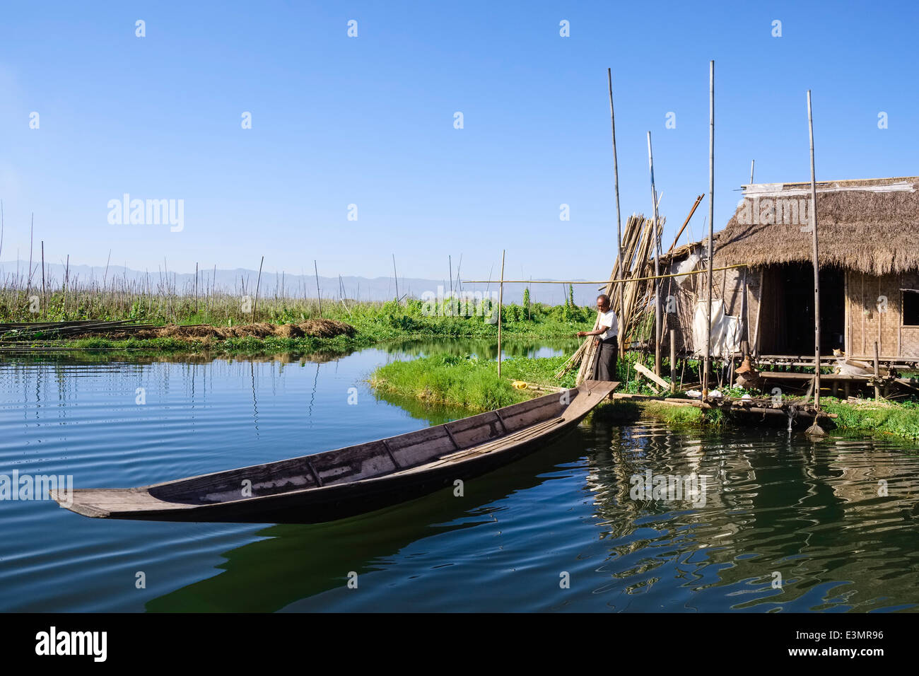 strohgedeckte hutte in schwimmenden garten inle see myanmar asien e3mr96