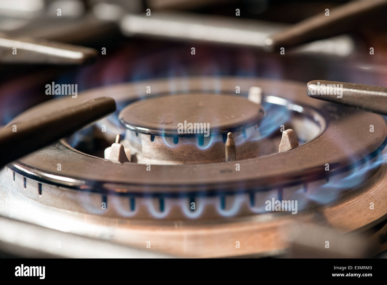 Eine Nahaufnahme von einem blauen Gasflammen Brennen auf einem Küche Herd Gas Rig oder Brenner Stockfoto