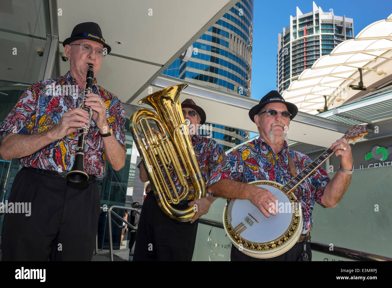 Brisbane Australien, Riverside Centre, Centre, Eagle Street Pier, Mann Männer männlich, Band, spielen, kostenlose Unterhaltung, Musiker, Klarinette, Tuba, Banjo, Jazz, New Orlea Stockfoto