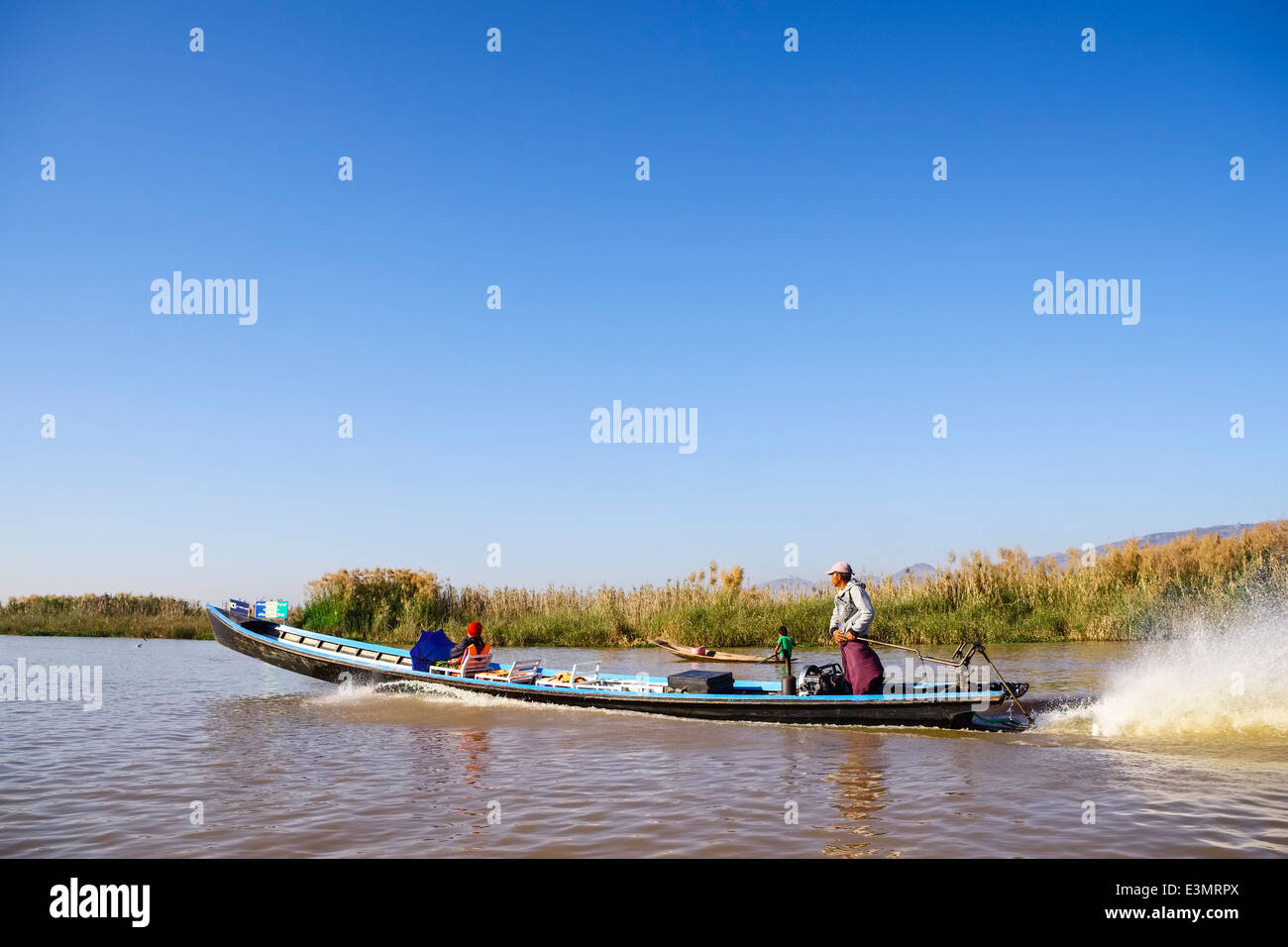 Longboat am Inle-See, Myanmar, Asien Stockfoto