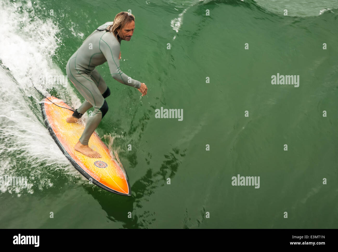 California Surfer reitet eine obenliegende Sommer Wellengang in Manhattan Beach an der Küste von Los Angeles, Kalifornien. USA. Stockfoto