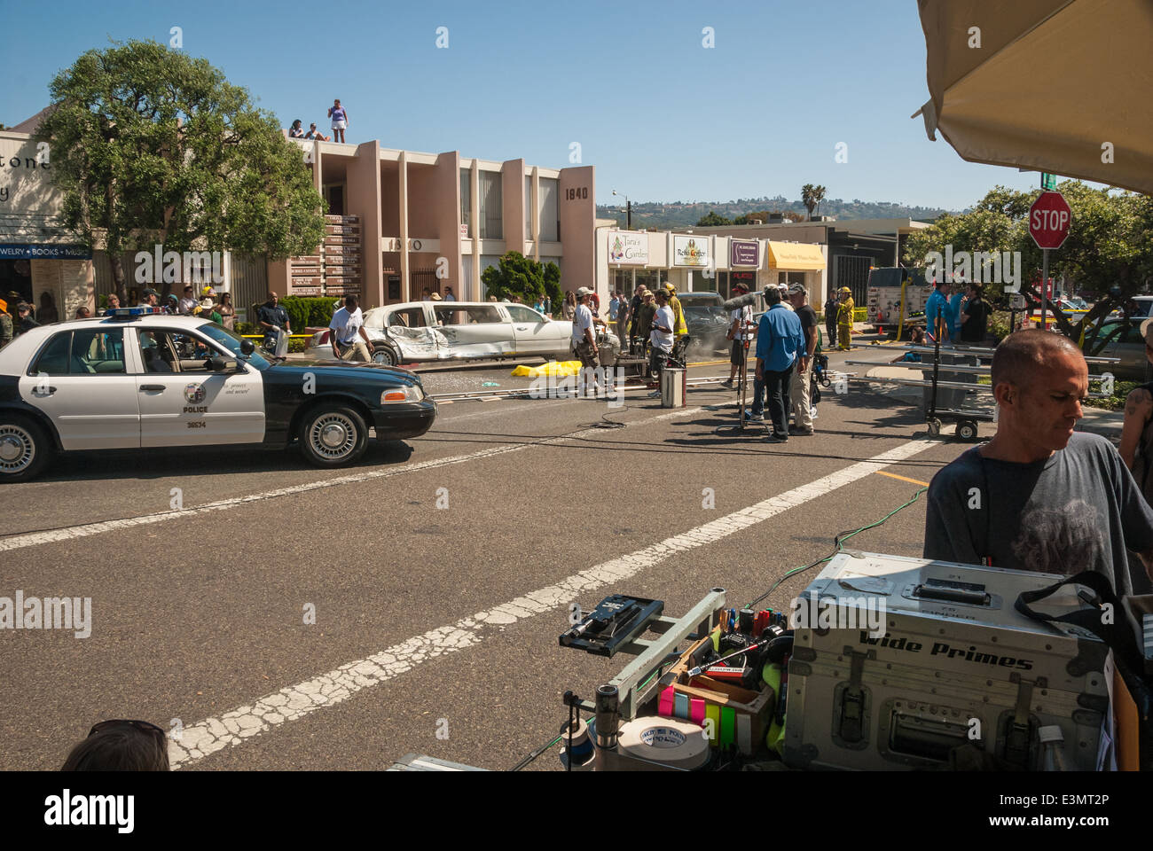 Filmproduktionsszene in Redondo Beach, Kalifornien, mit einem Limousinenunfall mit Filmcrew, Schauspielern und Schauspielerin für die beliebte Fernsehserie 90210. (USA) Stockfoto
