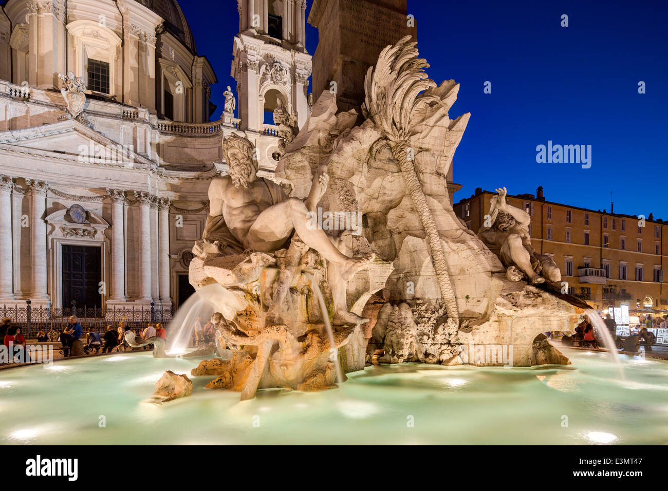 Brunnen der vier Flüsse und Sant'Agnese in Agone Kirche von Nacht, Piazza Navona, Rom, Italien Stockfoto
