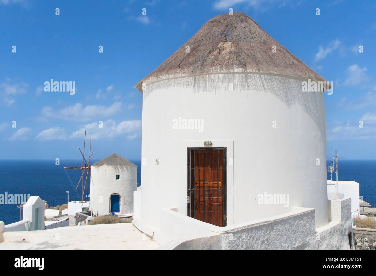 Alte Windmühlen in Oia, Santorin, Griechenland. Stockfoto