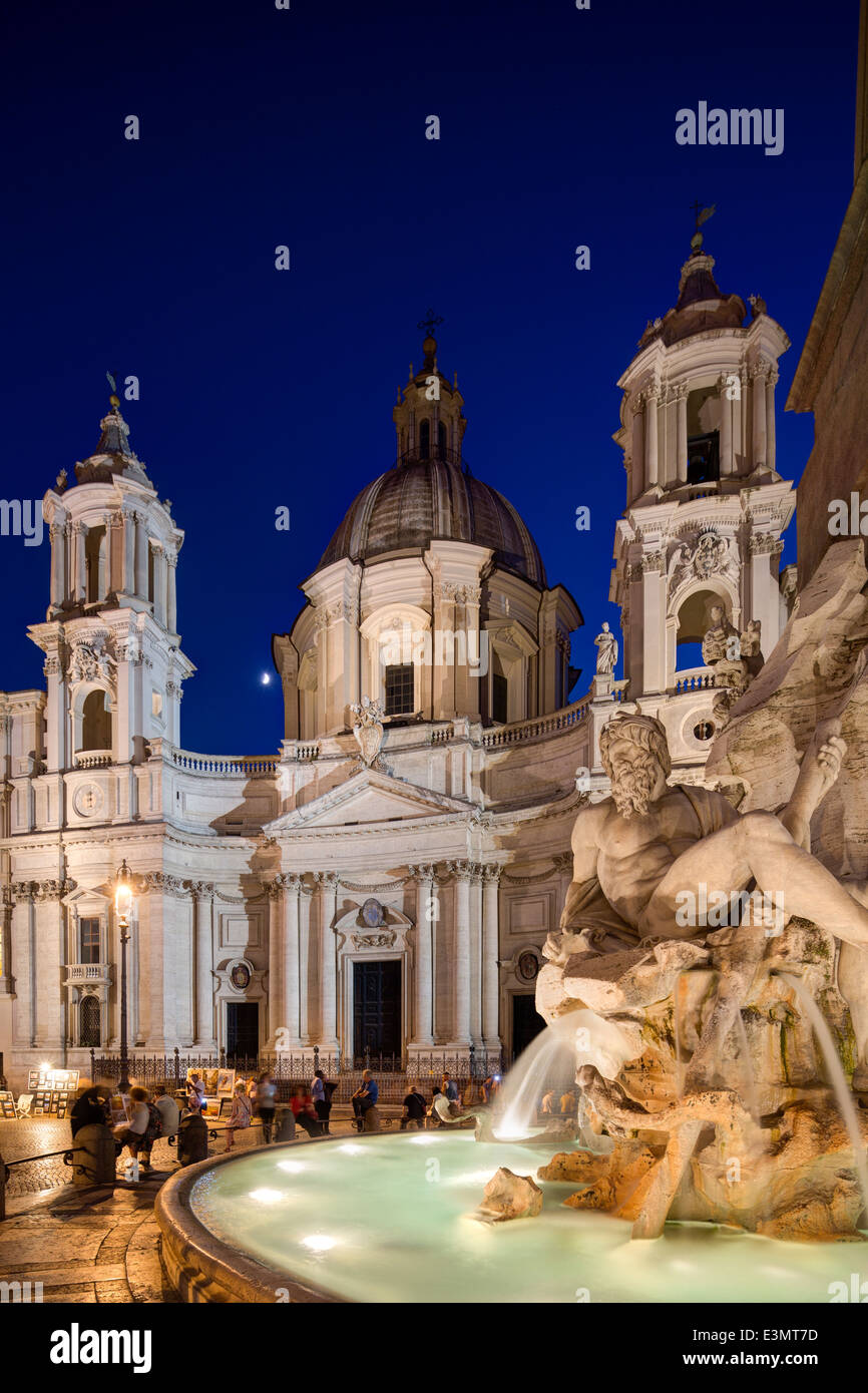 Brunnen der vier Flüsse und Sant'Agnese in Agone Kirche von Nacht, Piazza Navona, Rom, Italien Stockfoto