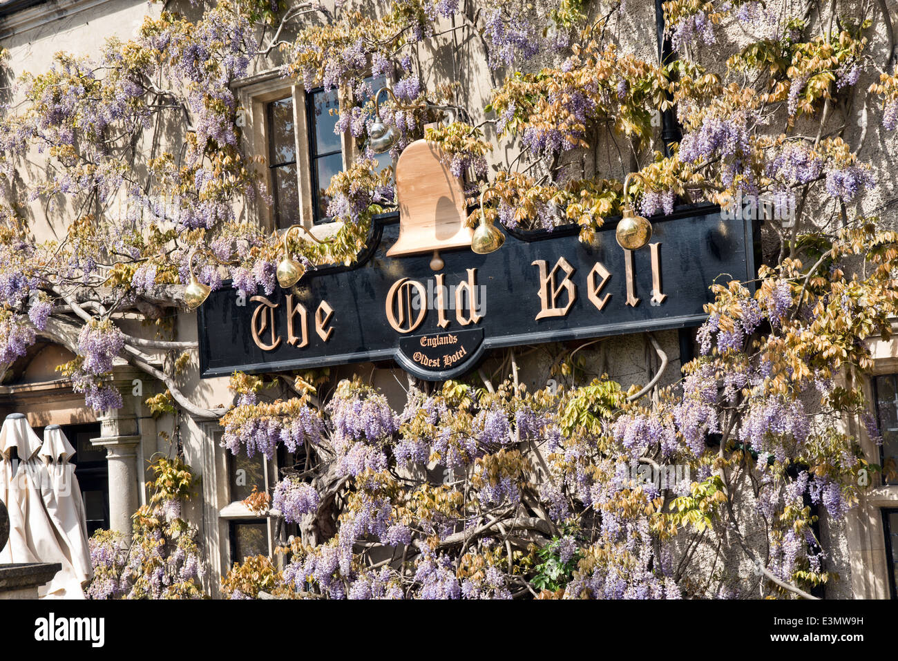 Das Zeichen des alten Bell Hotel in Malmesbury, Wiltshire, UK. Das älteste kontinuierlich arbeitende Hotel in England Stockfoto