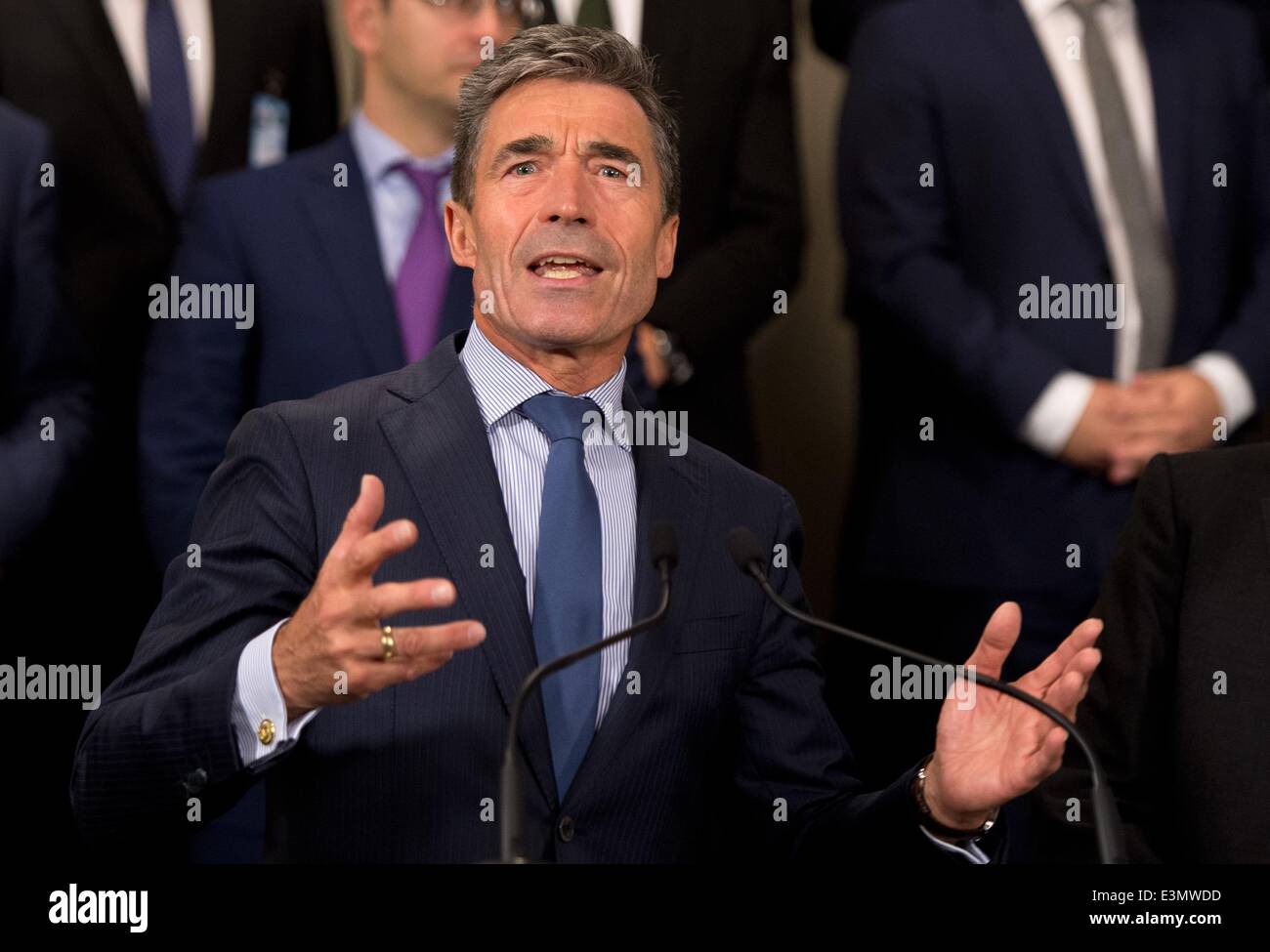 Brüssel, Belgien. 25. Juni 2014. NATO-Generalsekretär Anders Fogh Rasmussen spricht während der NATO Außenminister, treffen sich in Brüssel, 25. Juni 2014. Letzte Entwicklungen im Irak und der Ukraine sind die Hauptthemen der Tagung. Foto: DANIEL NAUPOLD/Dpa/Alamy Live News Stockfoto