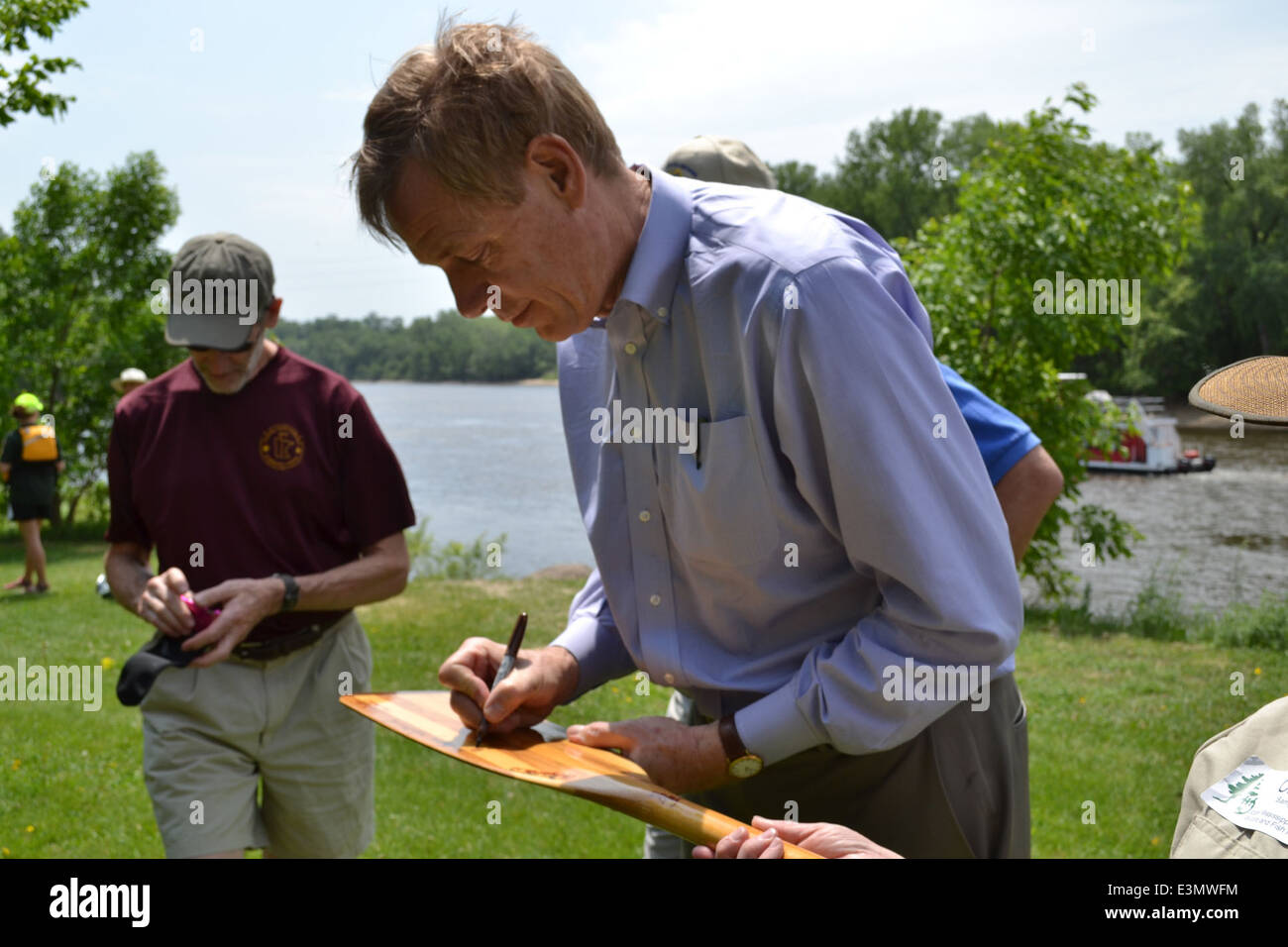 Die Veranstaltung Summer of Paddling 2012, die von Tom Melius vom U.S. Fish and Wildlife Service geleitet wurde, engagierte sich auf dem Upper Mississippi River. Diese Initiative zielte darauf ab, Partnerschaften zu fördern, lokale Gemeinden einzubinden und die Umweltverantwortung durch Kanufahrten und Erkundungen des Minnesota Valley National Wildlife Refuge zu fördern. Stockfoto