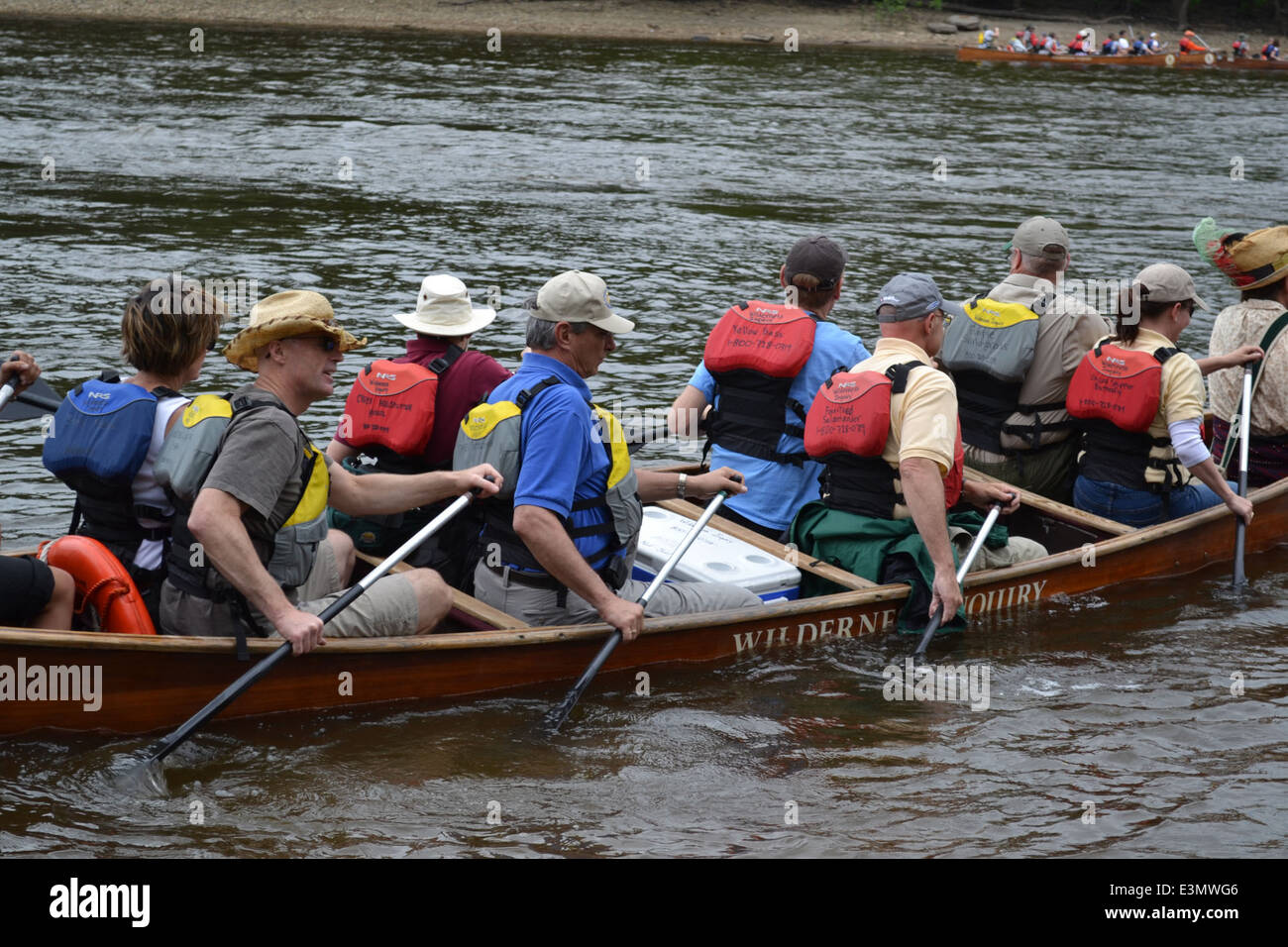 Der Summer of Paddling Event im Jahr 2012 brachte den U.S. Fish and Wildlife Service, Wilderness Inquiry und Gemeinschaftspartner für Kanufahrten auf dem Upper Mississippi zusammen. Die Veranstaltung zielte darauf ab, die Öffentlichkeit für die Freizeitgestaltung im Freien und die Umweltverantwortung zu begeistern. Stockfoto