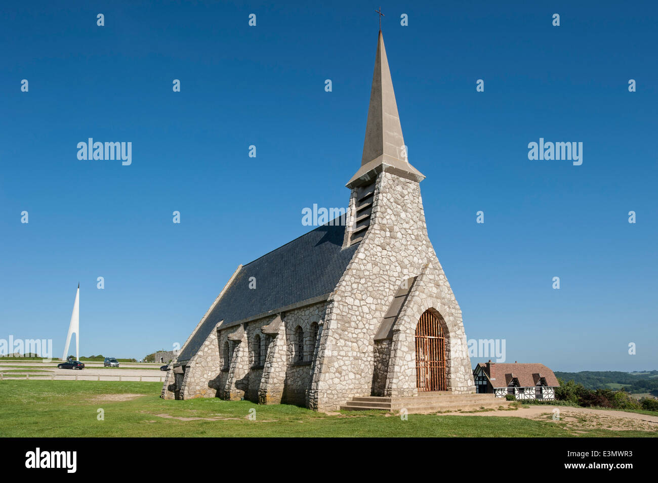 Die Kapelle Chapelle Notre-Dame De La Garde und Denkmal für die Flieger François Coli und Charles Nungesser, Etretat, Normandie Stockfoto