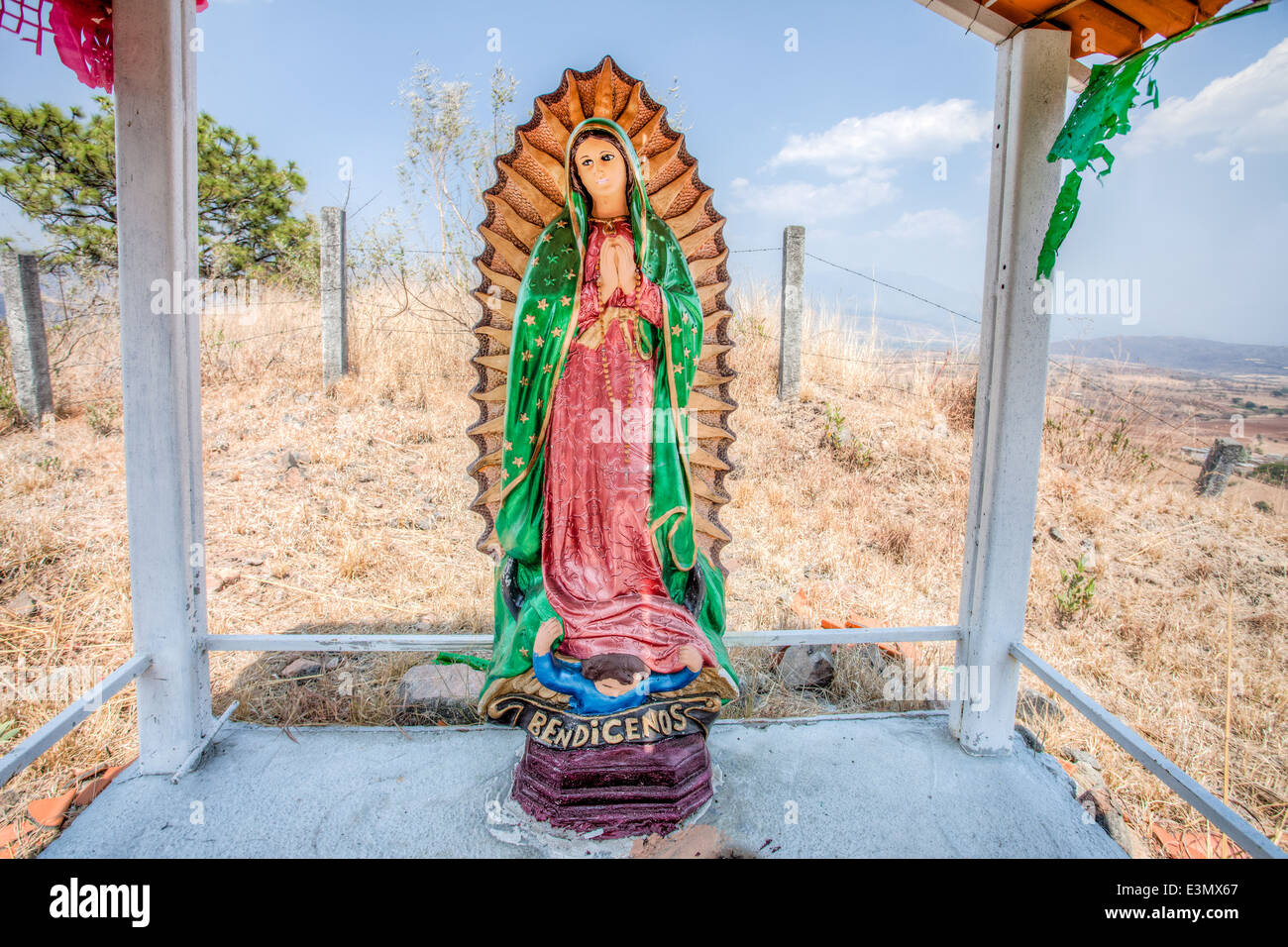 Ein am Straßenrand Schrein mit der Jungfrau von Guadalupe in Mexiko Nayarit. Stockfoto