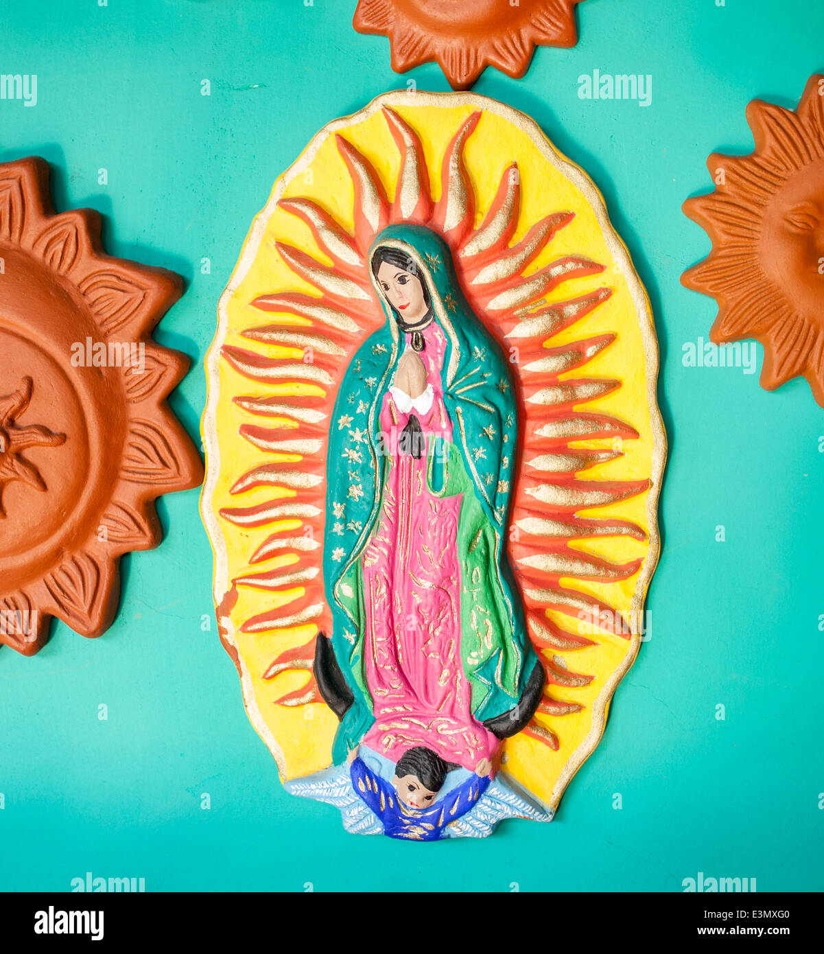 Bemaltem Ton Wandbehang der Virgen de Guadalupe in Metepec, Mexiko. Stockfoto