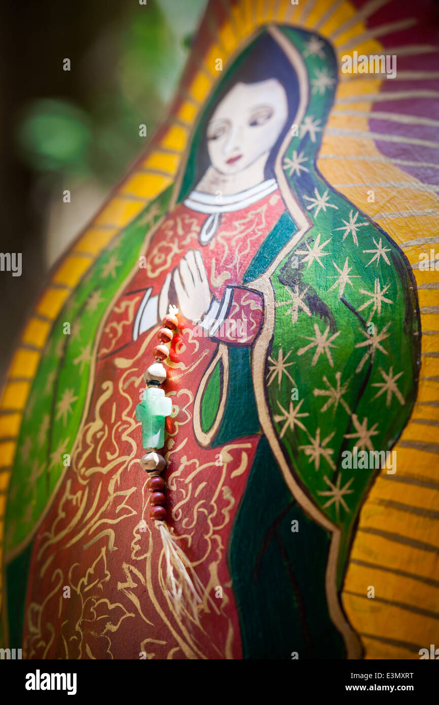 Detail der Jungfrau von Guadalupe mit einem Rosenkranz gemalt auf einem Kürbis von Linda Arias, Morelia, Mexiko. Stockfoto