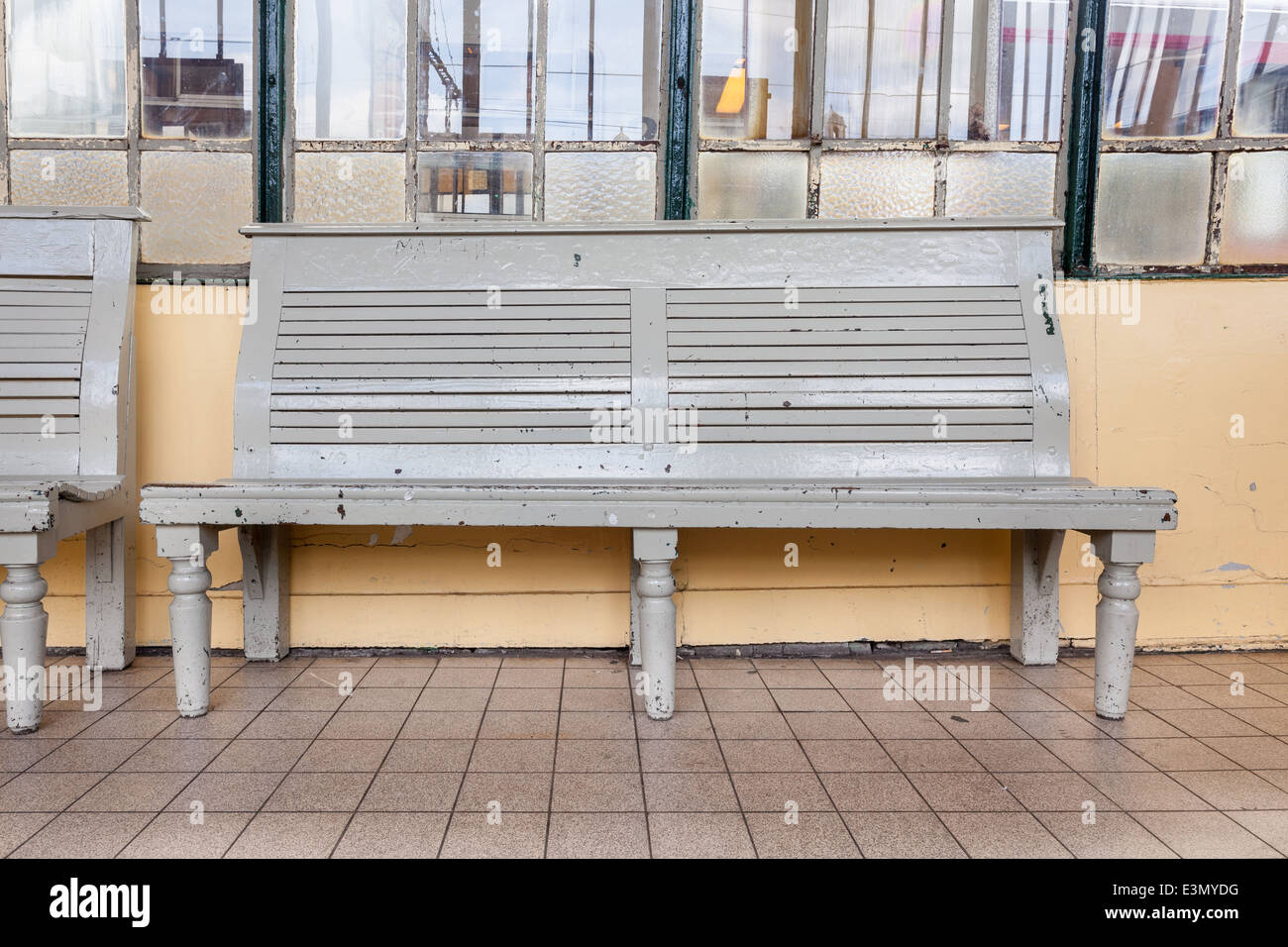 im Bahnhof bleiben viele Holzbank Stockfoto