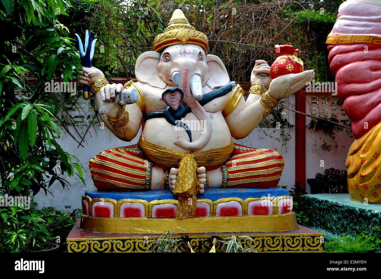BANG SAEN, THAILAND: Eine Keramik-Statue des Elefanten Gott Ganesha sitzt auf einem Sockel in einem chinesischen Kuan-Yin Tempel Stockfoto