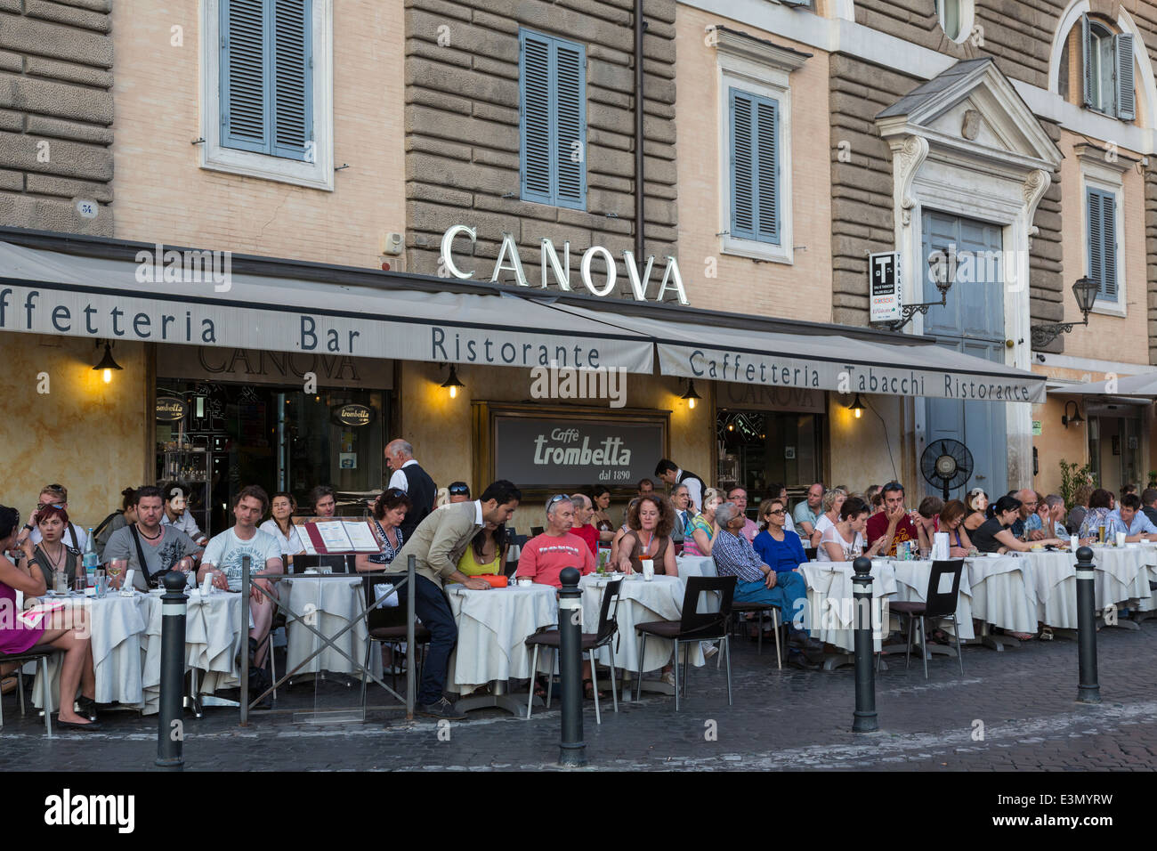 Bürgersteig Tische, Canova Café, Piazza del Popolo, Rom Stockfoto