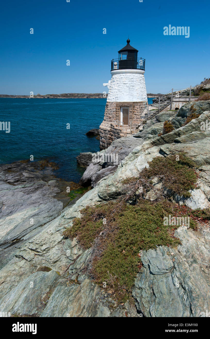 Castle Hill Leuchtturm wurde am felsigen Ufer gebaut Seemänner, die Eingabe von Rhode Island Newport Harbor zu führen. Stockfoto