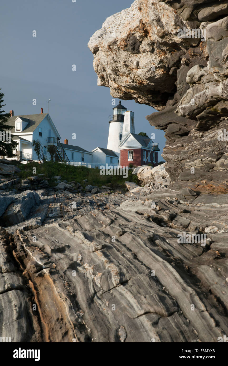 Peamquid Point Leuchtturm mit Blick auf einige der einzigartigen Felsformationen in Maine. Stockfoto