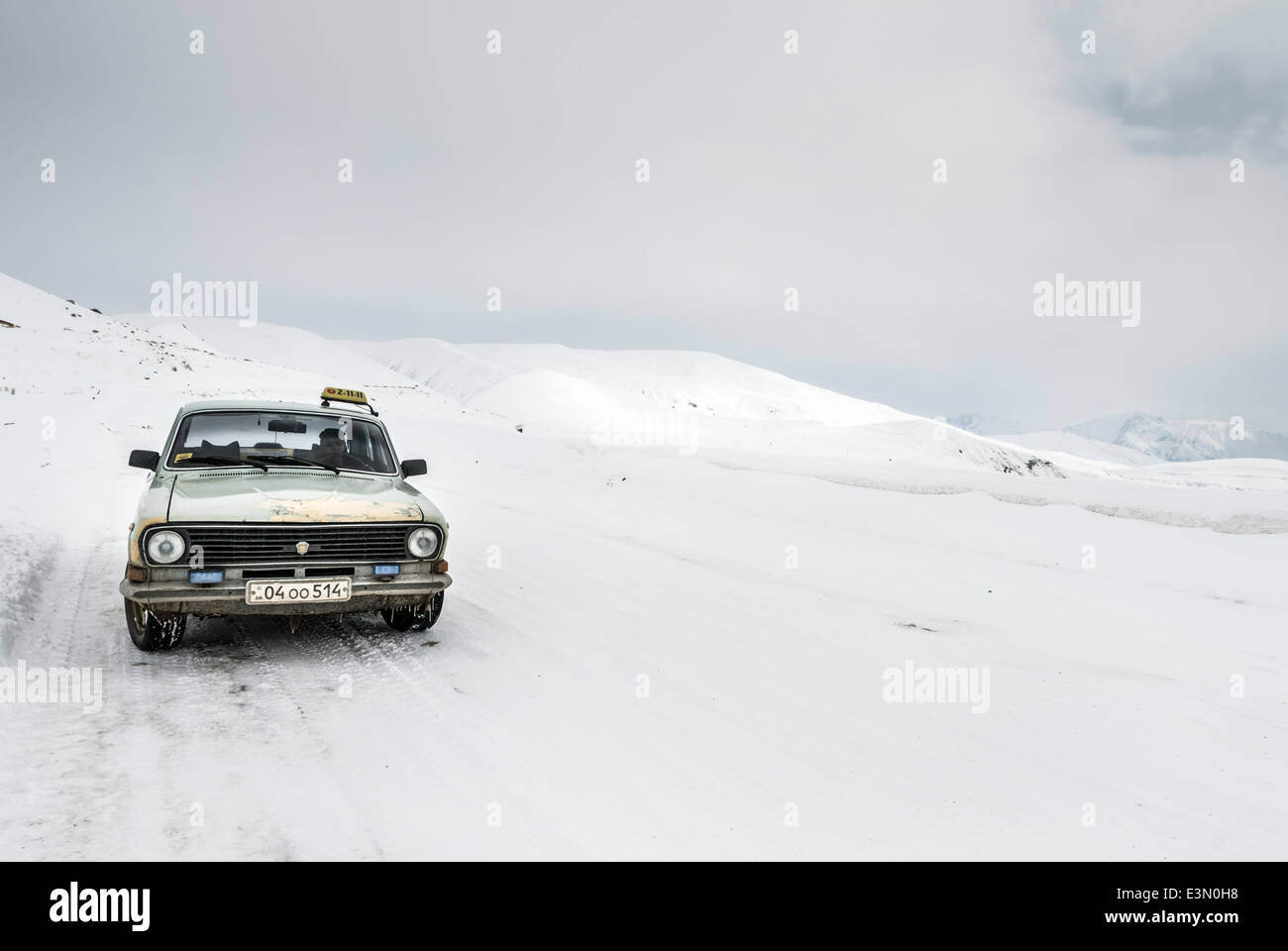 Auto fahren auf einer Straße der Winter in den Bergen, Armenien Stockfoto