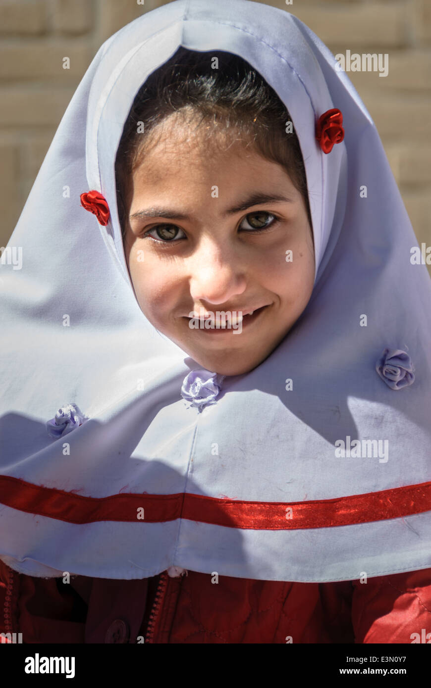 Schulmädchen essen einen Snack während einer Pause, Isfahan, Iran Stockfoto