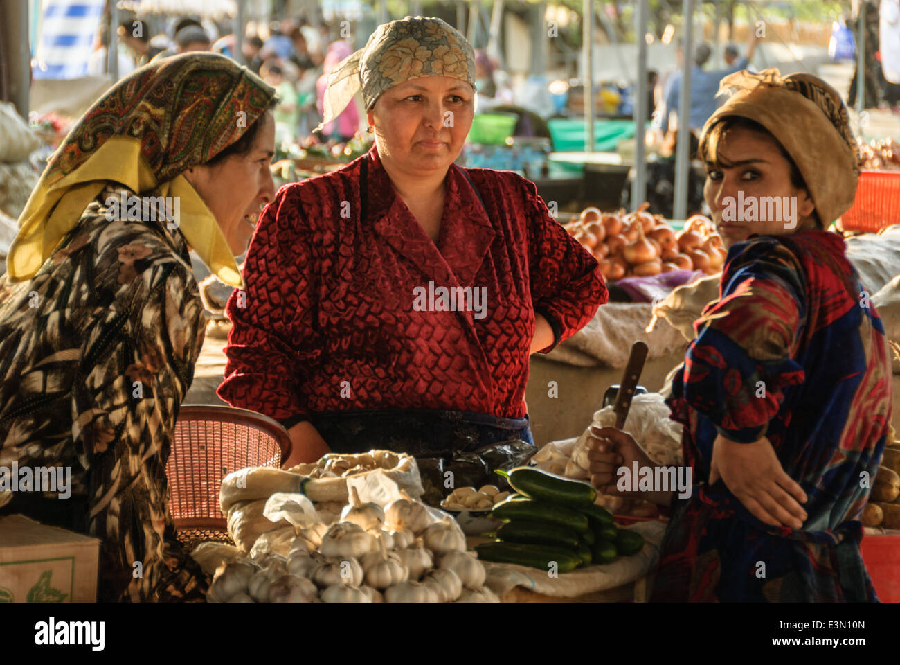Frauen waren in einem Straßenmarkt, Taschkent, Usbekistan, Zentralasien verkauft Stockfoto